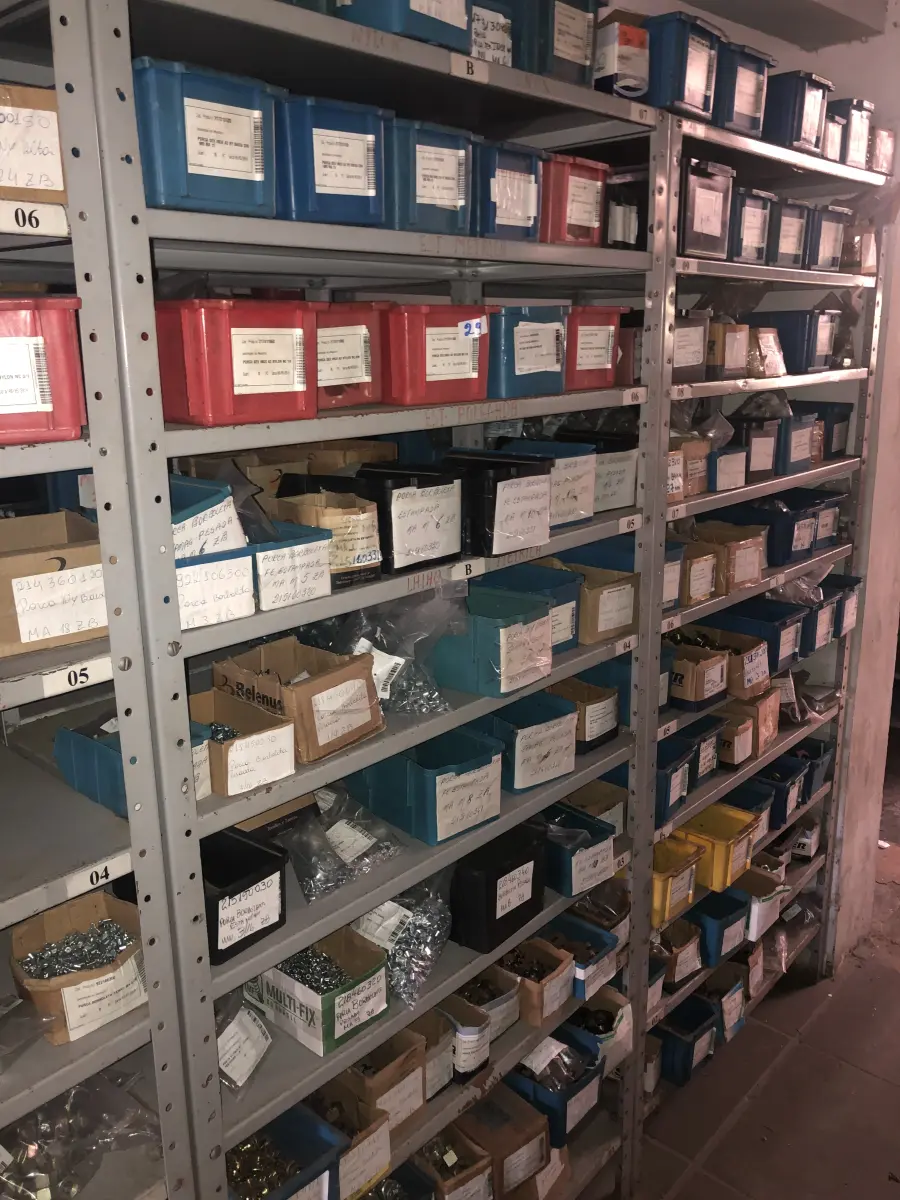 LOTE 065 - Lote com 7 prateleiras e diversos parafuos e arruelas e porcas 