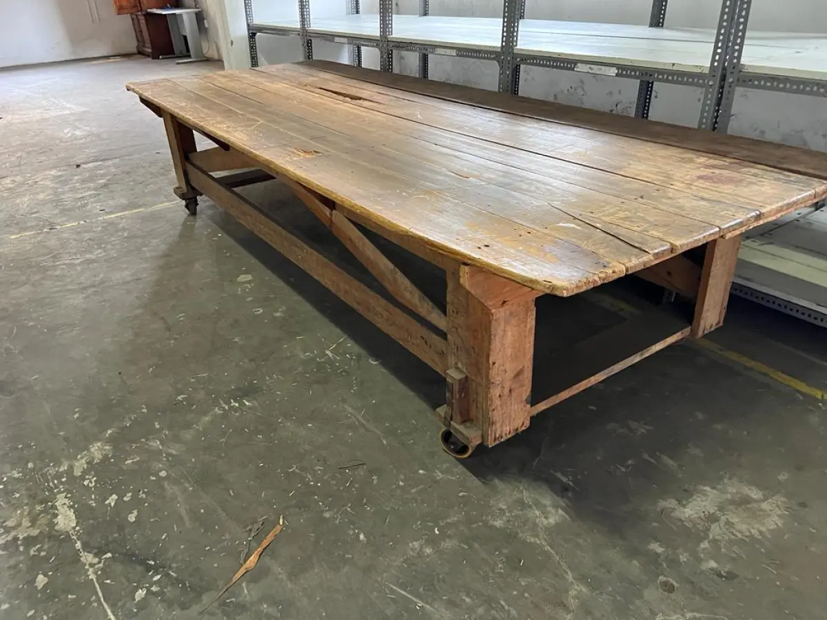 LOTE 002 - um carrinho mesa de madeira para transportar couro e amostras