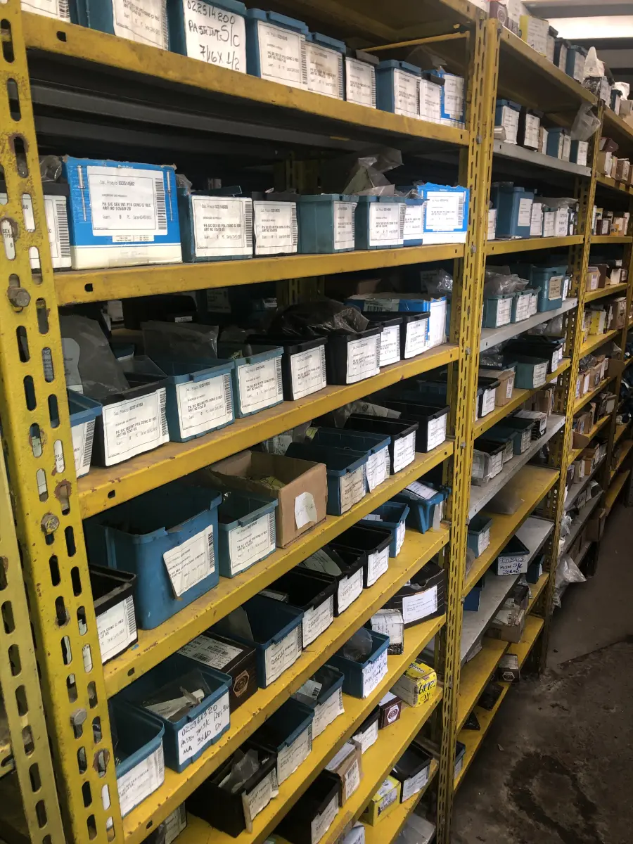 LOTE 074 - Lote com 12 prateleiras e parafusos de diversos modelos 