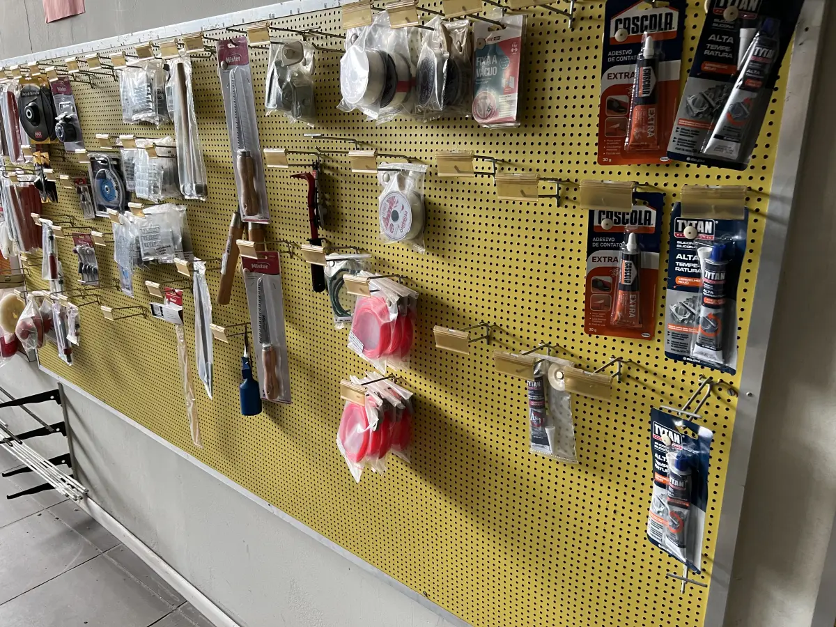 LOTE 042 - Lote com quador mostruario, silicone, linhas de nylon, serrote, martelo, disco de corte, pedra para retificas, regua, tesourão, mostra de modelos de parafusos, pedras de afiar, tampa de vaso, adaptador de mangueira, torneiras, trincha, rolo de pintura, capacetes de epi, oculos. 