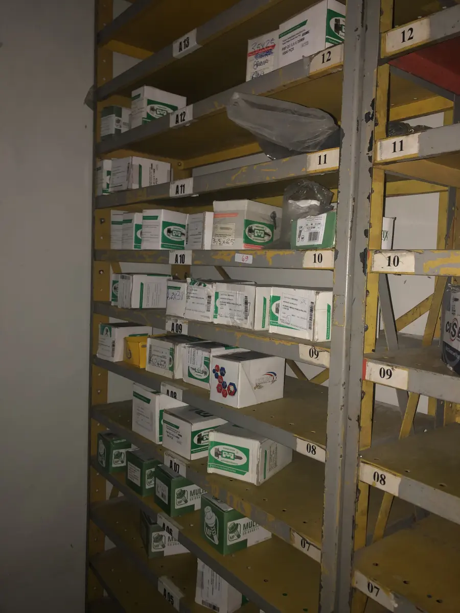 LOTE 069 - Lote com 3 prateleiras e parafusos de diversos modelos 