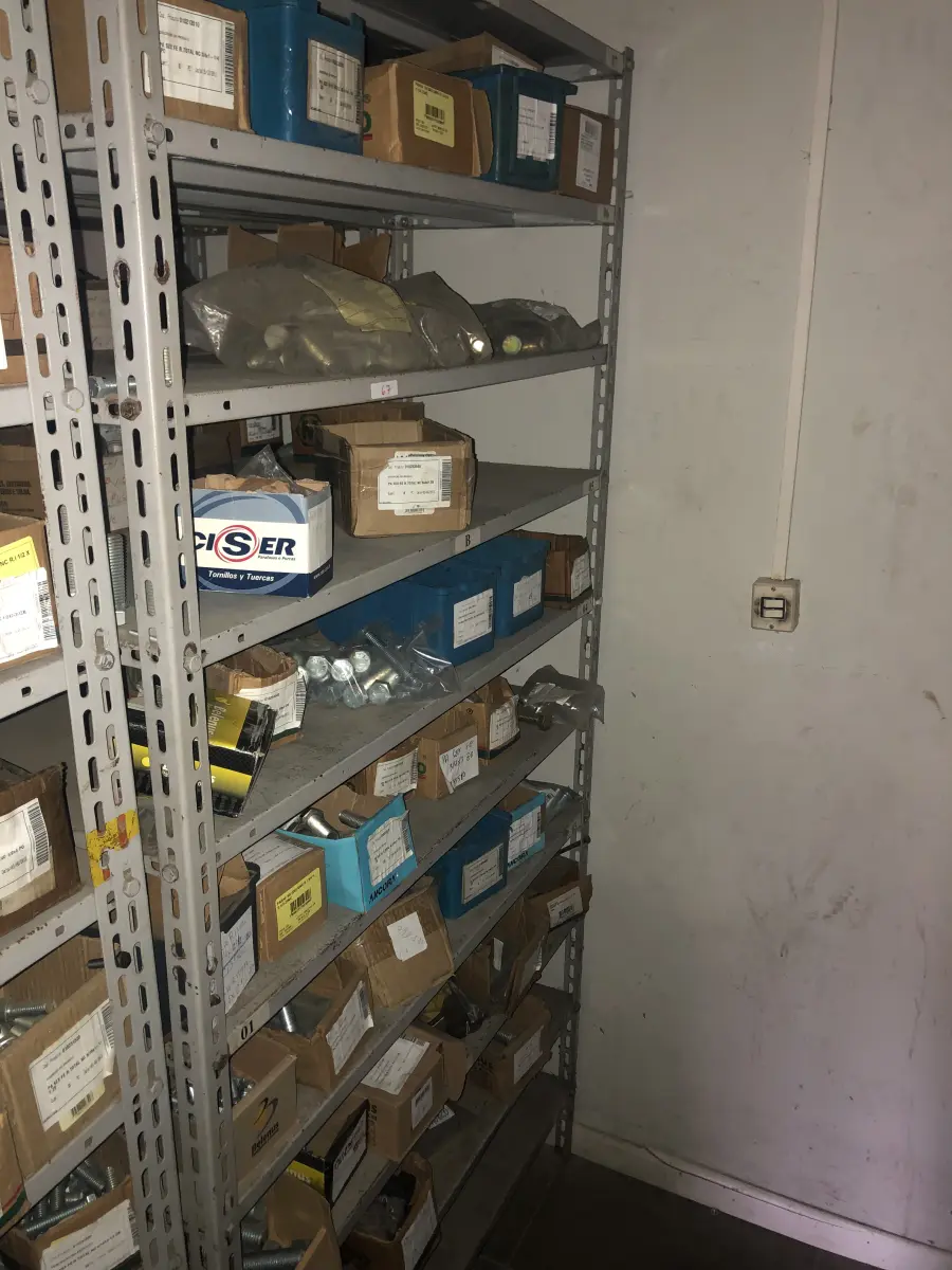 LOTE 067 - Lote com 7 prateleiras e diversos parafuos e arruelas e porcas 