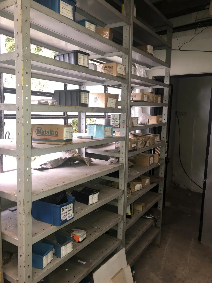 LOTE 076 - Lote com 5 prateleiras e poucos parafusos e caixas de parafusos 