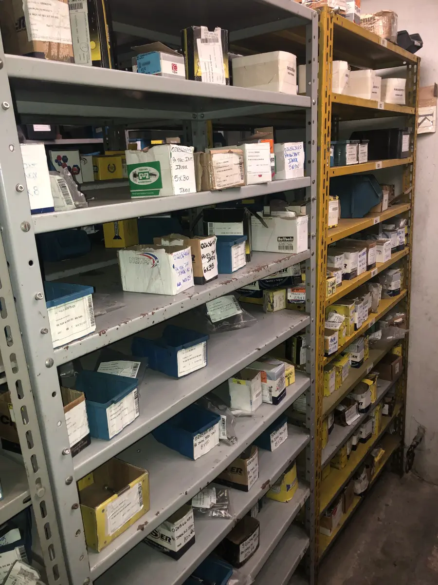 LOTE 073 - Lote com 11 prateleiras e parafusos de diversos modelos 