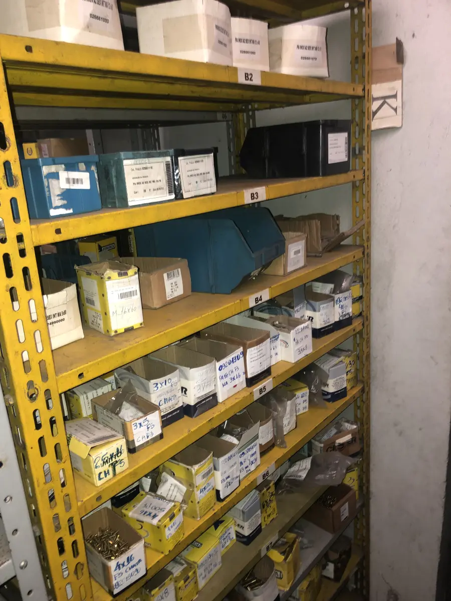 LOTE 073 - Lote com 11 prateleiras e parafusos de diversos modelos 