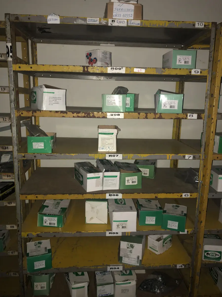 LOTE 069 - Lote com 3 prateleiras e parafusos de diversos modelos 