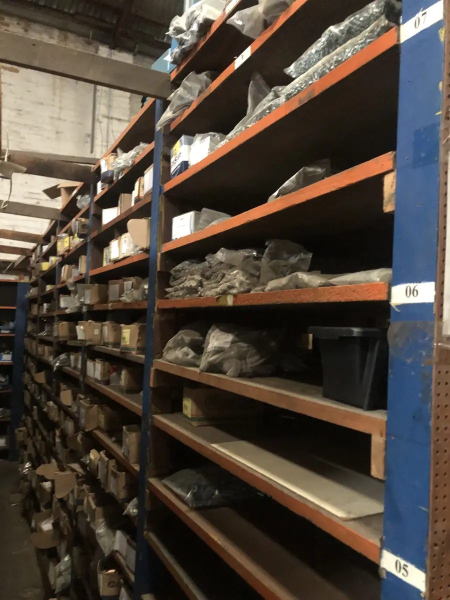 LOTE 001 - Lote grande com prateleiras de madeiras com parafusos, porcas, barras de ferro com rosca, pregos, chapinhas de fixação