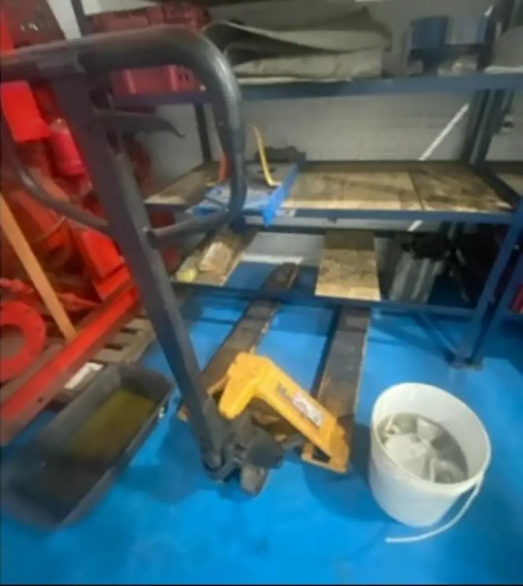 LOTE 051 - Empilhadeira manual