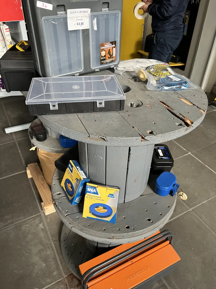 LOTE 036 - Lote com caixa multi uso, e tapete plastico, caixas de ferramentas, trena 20m, 