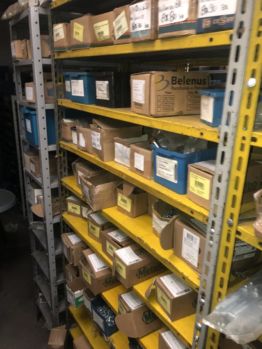 LOTE 074 - Lote com 12 prateleiras e parafusos de diversos modelos 