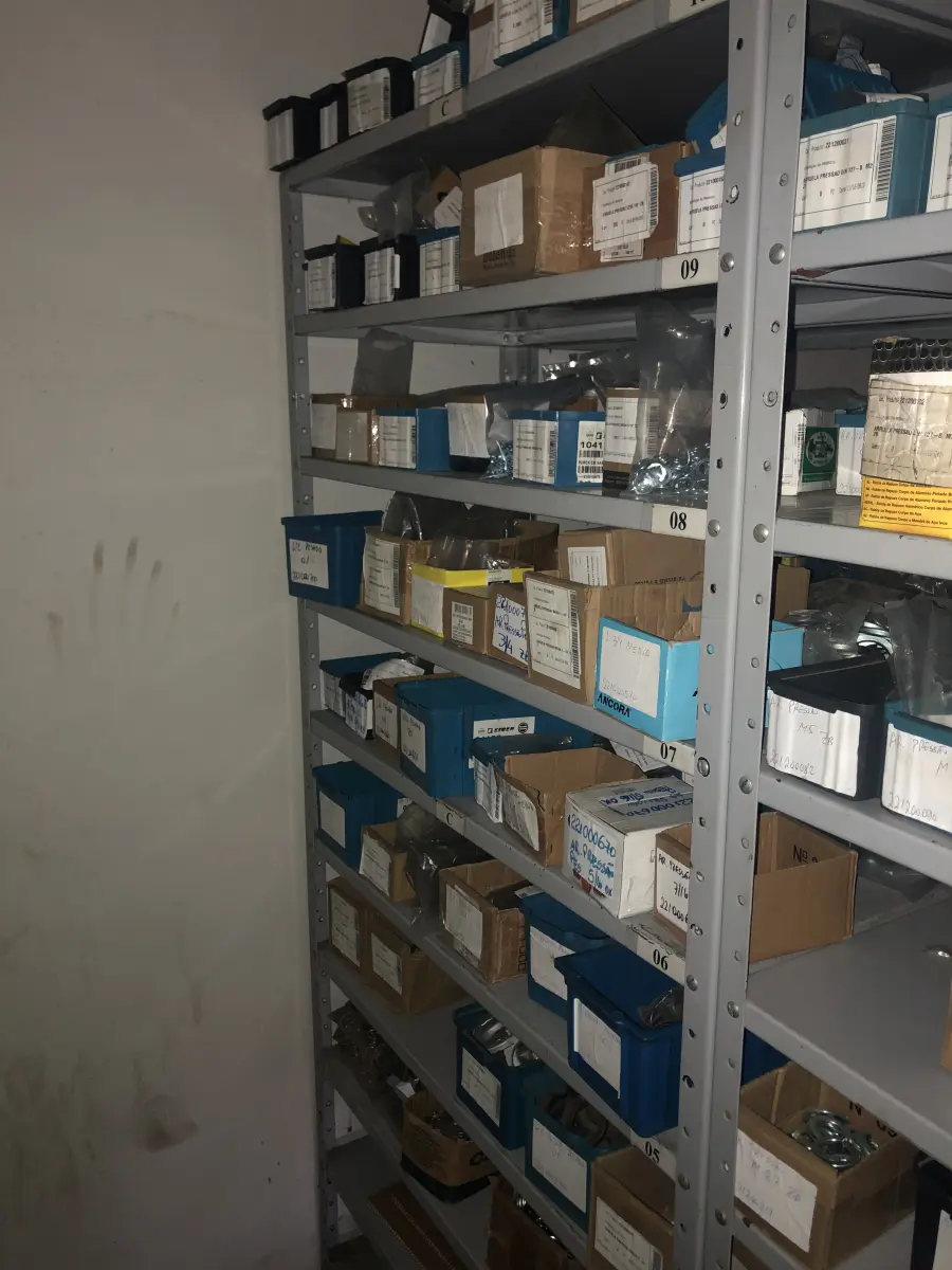 LOTE 064 - Lote com 7 prateleiras e diversos parafuos e arruelas e porcas 