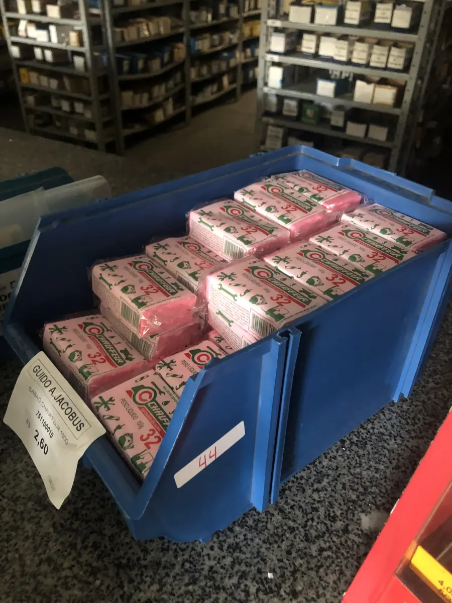 LOTE 044 - Lote com sabão Chauffeur, bastao de cola quente, massa de calafetar