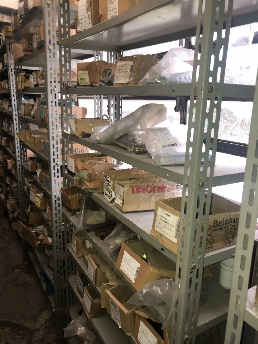 LOTE 075 - Lote com 7 prateleiras e diversos parafuos e arruelas e porcas, prateleira com barra de ferro com rosca e caixas com parafusos