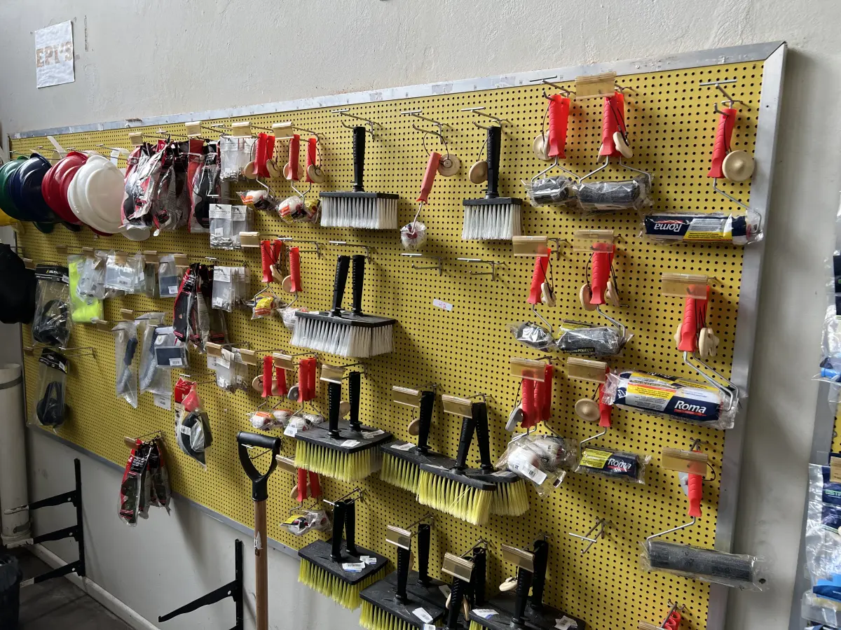 LOTE 042 - Lote com quador mostruario, silicone, linhas de nylon, serrote, martelo, disco de corte, pedra para retificas, regua, tesourão, mostra de modelos de parafusos, pedras de afiar, tampa de vaso, adaptador de mangueira, torneiras, trincha, rolo de pintura, capacetes de epi, oculos. 