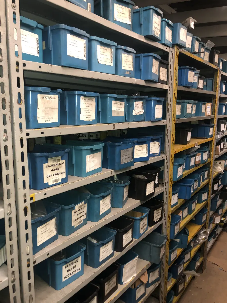 LOTE 071 - Lote com 11 prateleiras e parafusos de diversos modelos 