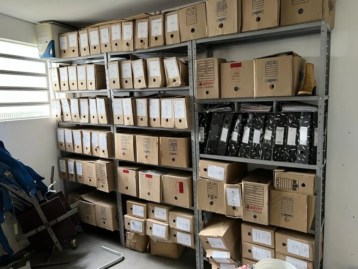 LOTE 025 - estante com livros e papeis da falencia