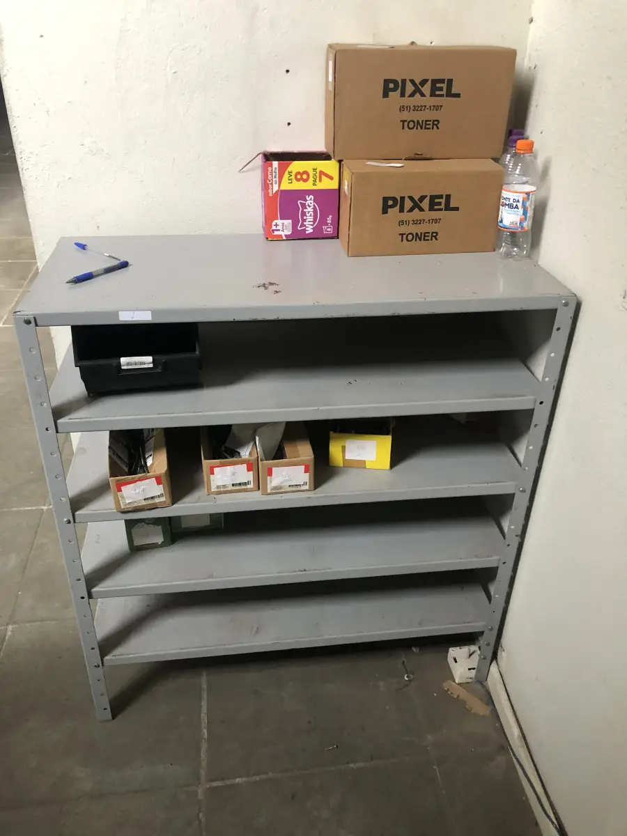 LOTE 001 - Prateleira de metal, caixa de papelão com poucos parafusos, 