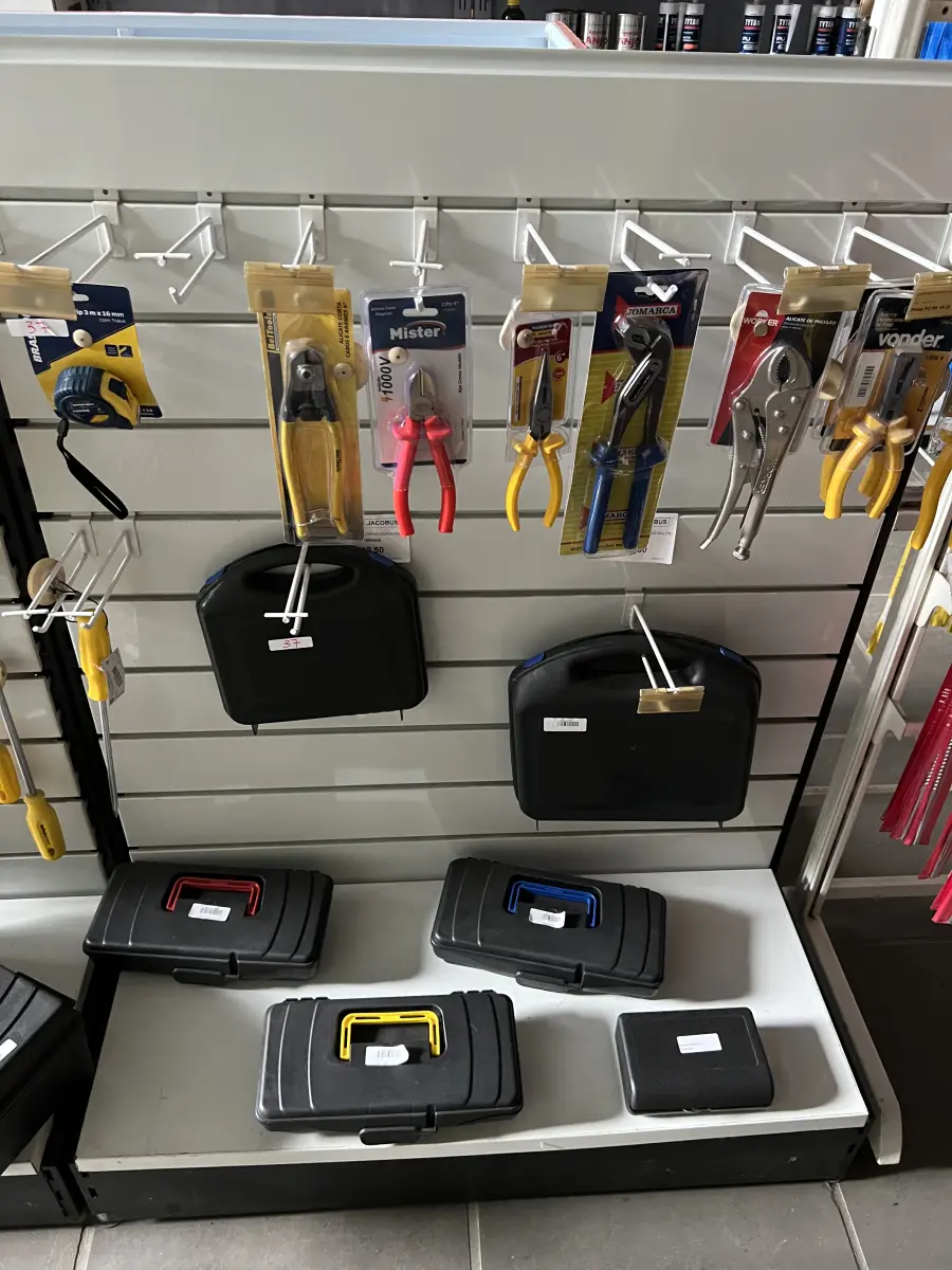 LOTE 037 - Lote com caixa de ferrementas, caixas plasticas, chave de fenda, chaces phillips, alicates de divesos tipos