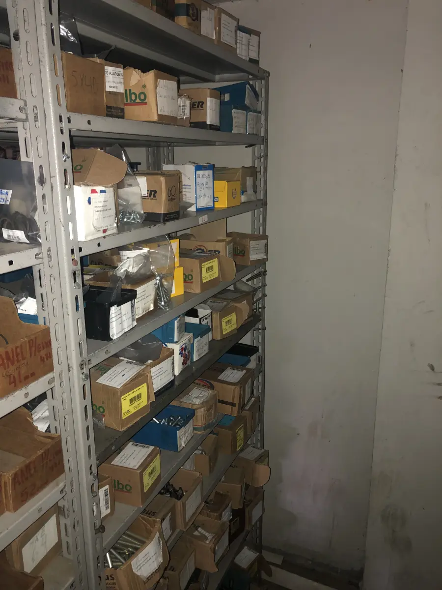 LOTE 066 - Lote com 7 prateleiras e diversos parafuos e arruelas e porcas 