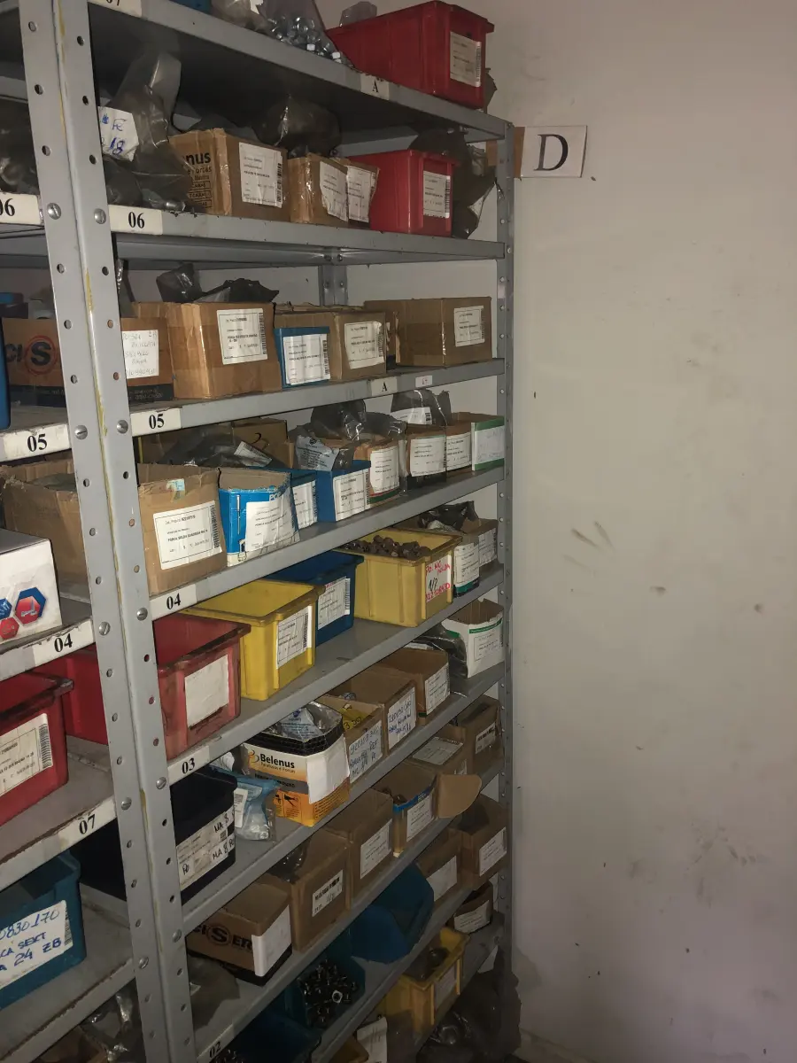 LOTE 064 - Lote com 7 prateleiras e diversos parafuos e arruelas e porcas 