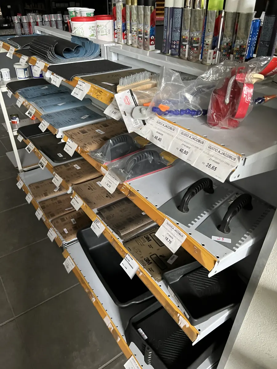 LOTE 028 - Lote com lixas diversos grãos, espatula, bacia para rolo de tinta, escova de aço 