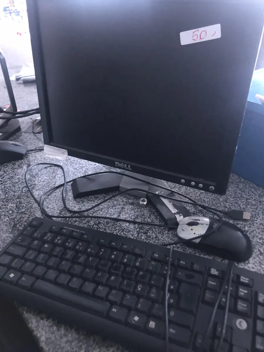 LOTE 050 - 2 Monitores Dell e 2 teclados 