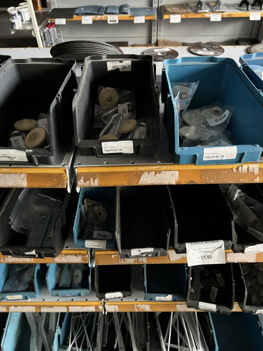 LOTE 024 - Lote com dobradiças, roldanas, mão francesa, puxadores 