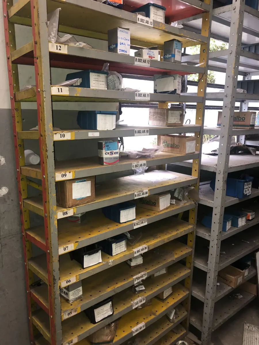 LOTE 076 - Lote com 5 prateleiras e poucos parafusos e caixas de parafusos 