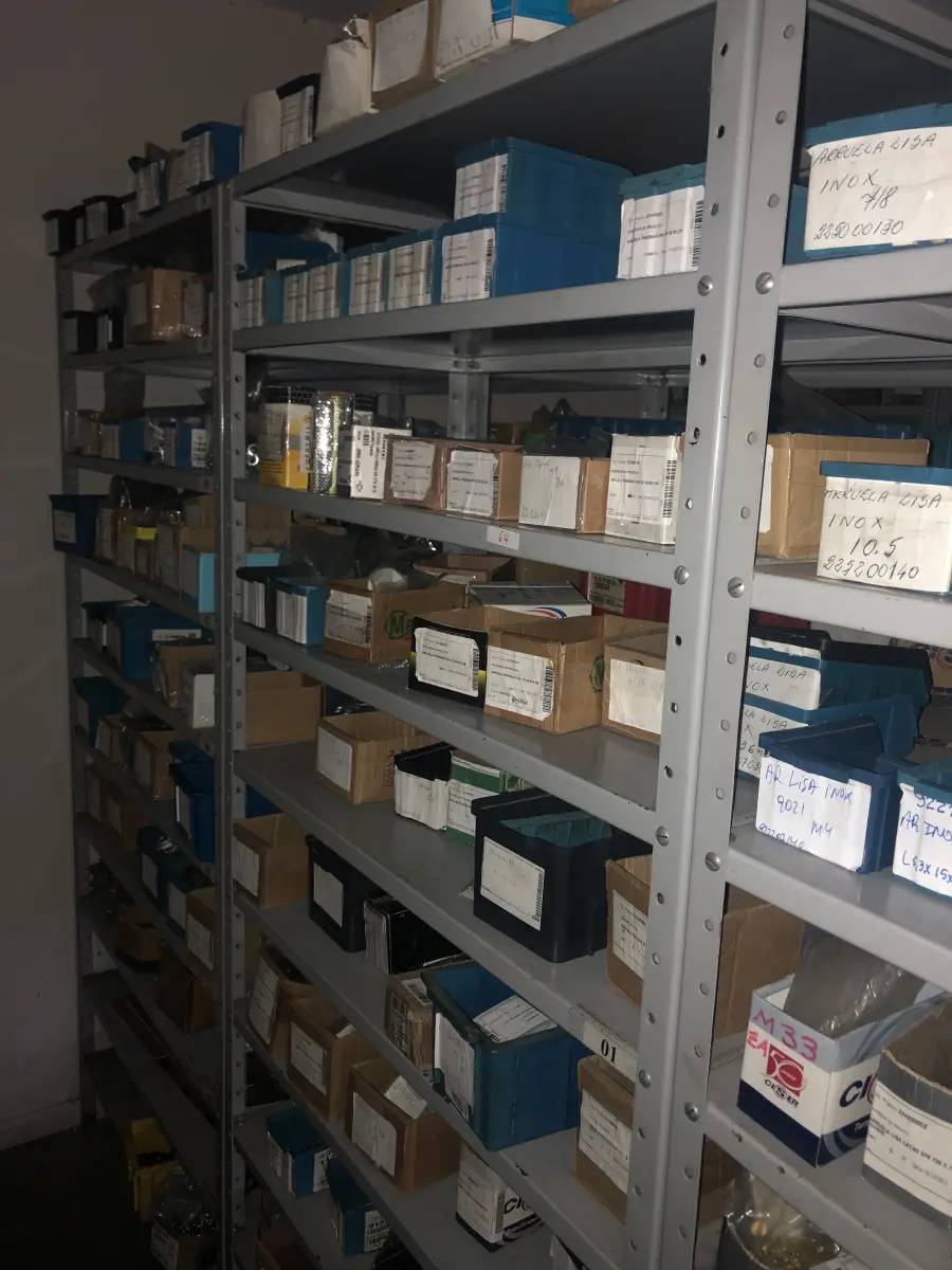 LOTE 064 - Lote com 7 prateleiras e diversos parafuos e arruelas e porcas 