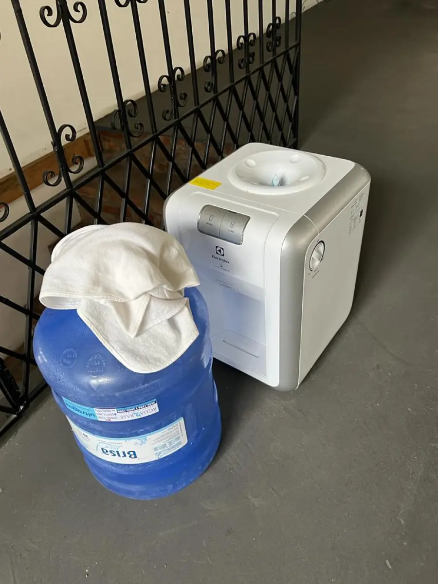 LOTE 030 - bebedor de colocar bambona Eletrolux