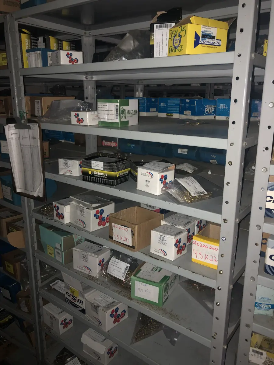 LOTE 062 - Lote com 7 prateleiras e diversos parafuos e arruelas e porcas 