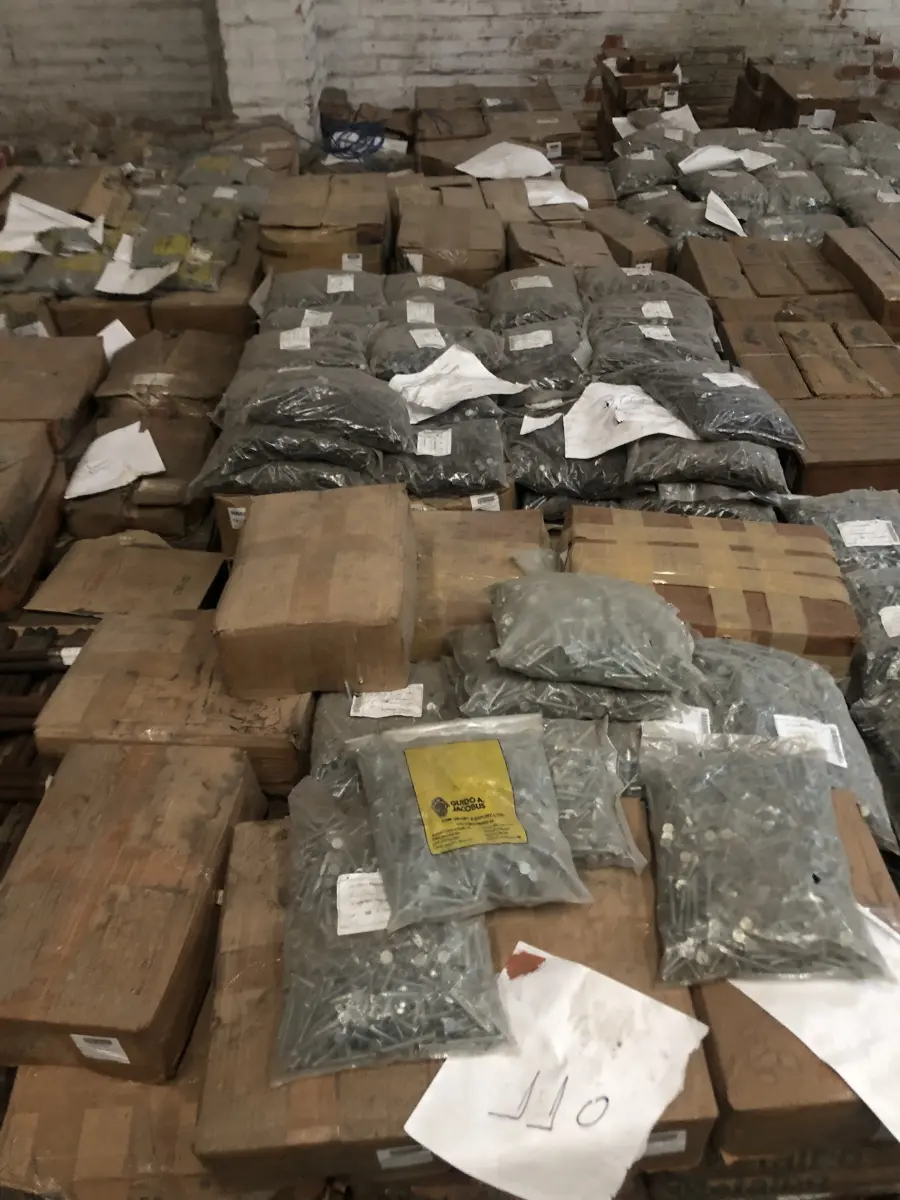 LOTE 001 - Lote com aproximadamente 56 paletes de parafusos, porcas, barras de ferro com rosca, pregos, chapinhas de fixação, aprox. 3.500kg