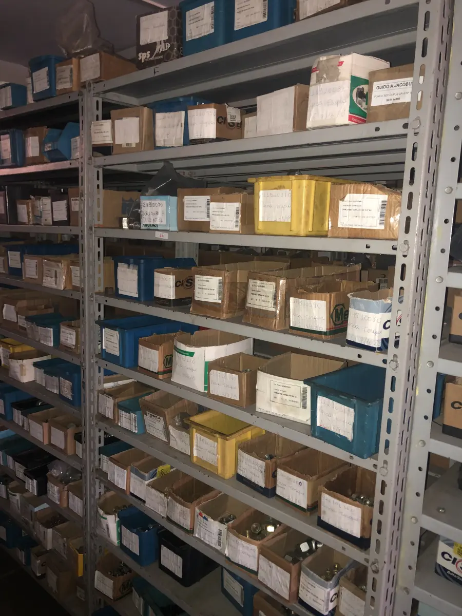 LOTE 066 - Lote com 7 prateleiras e diversos parafuos e arruelas e porcas 