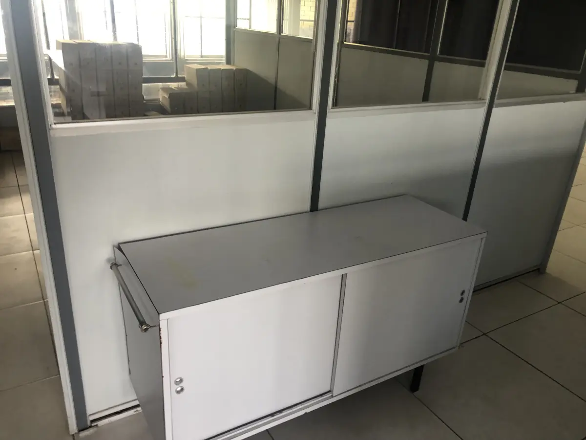 LOTE 081 - Lote com armario 2 portas, armario 2 portas mais prateleira, estação de trabalho com 6 lugares, 2 cadeiras, 2 mesas em L, armario baixo 2 portas, frigobar, reck