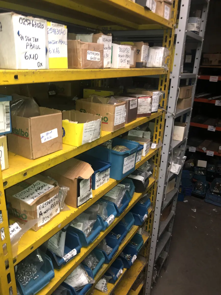 LOTE 074 - Lote com 12 prateleiras e parafusos de diversos modelos 