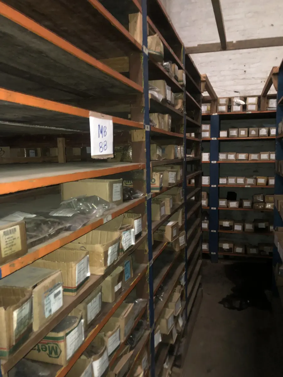 LOTE 001 - Lote grande com prateleiras de madeiras com parafusos, porcas, barras de ferro com rosca, pregos, chapinhas de fixação