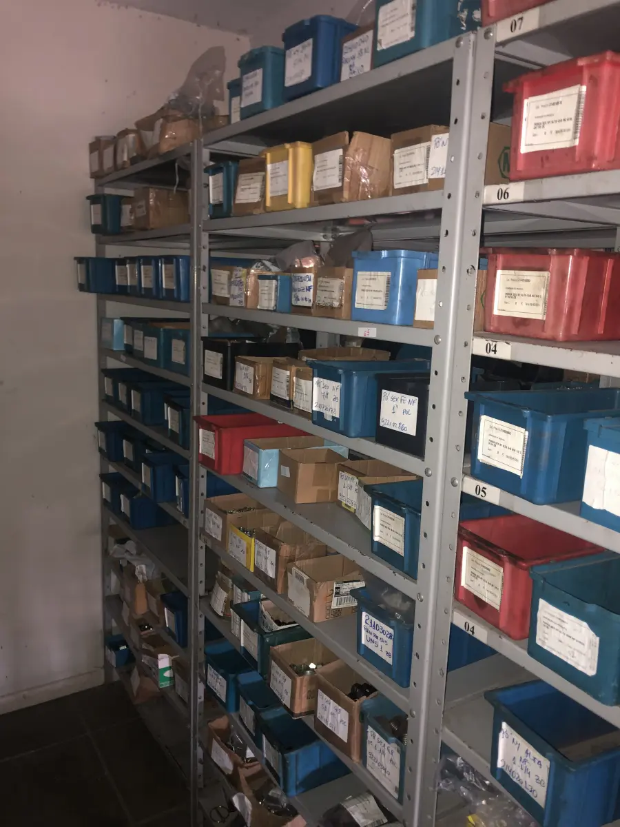 LOTE 065 - Lote com 7 prateleiras e diversos parafuos e arruelas e porcas 