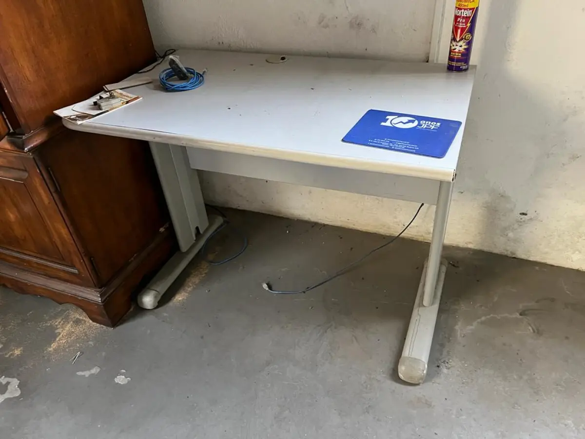 LOTE 004 - mesinha de escritorio cor gelo