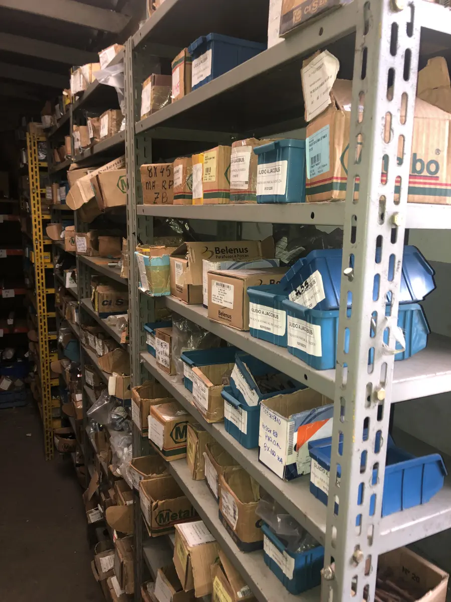 LOTE 075 - Lote com 7 prateleiras e diversos parafuos e arruelas e porcas, prateleira com barra de ferro com rosca e caixas com parafusos