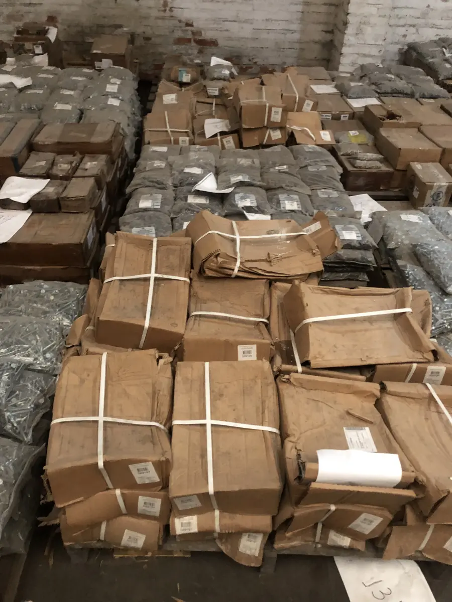 LOTE 001 - Lote com aproximadamente 56 paletes de parafusos, porcas, barras de ferro com rosca, pregos, chapinhas de fixação, aprox. 3.500kg