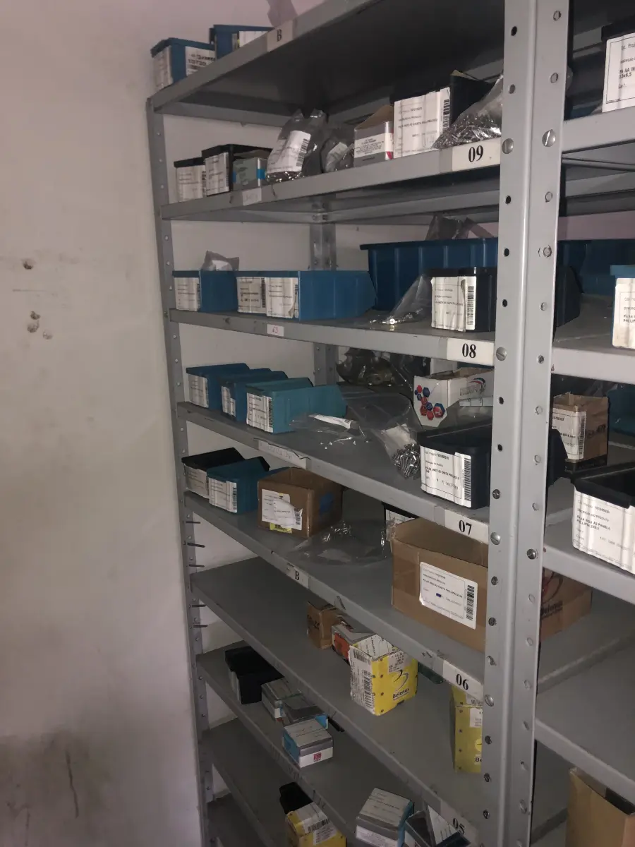 LOTE 063 - Lote com 7 prateleiras e diversos parafuos e arruelas e porcas 