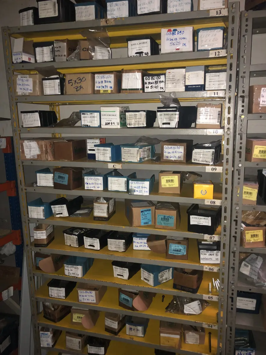 LOTE 075 - Lote com 7 prateleiras e diversos parafuos e arruelas e porcas, prateleira com barra de ferro com rosca e caixas com parafusos