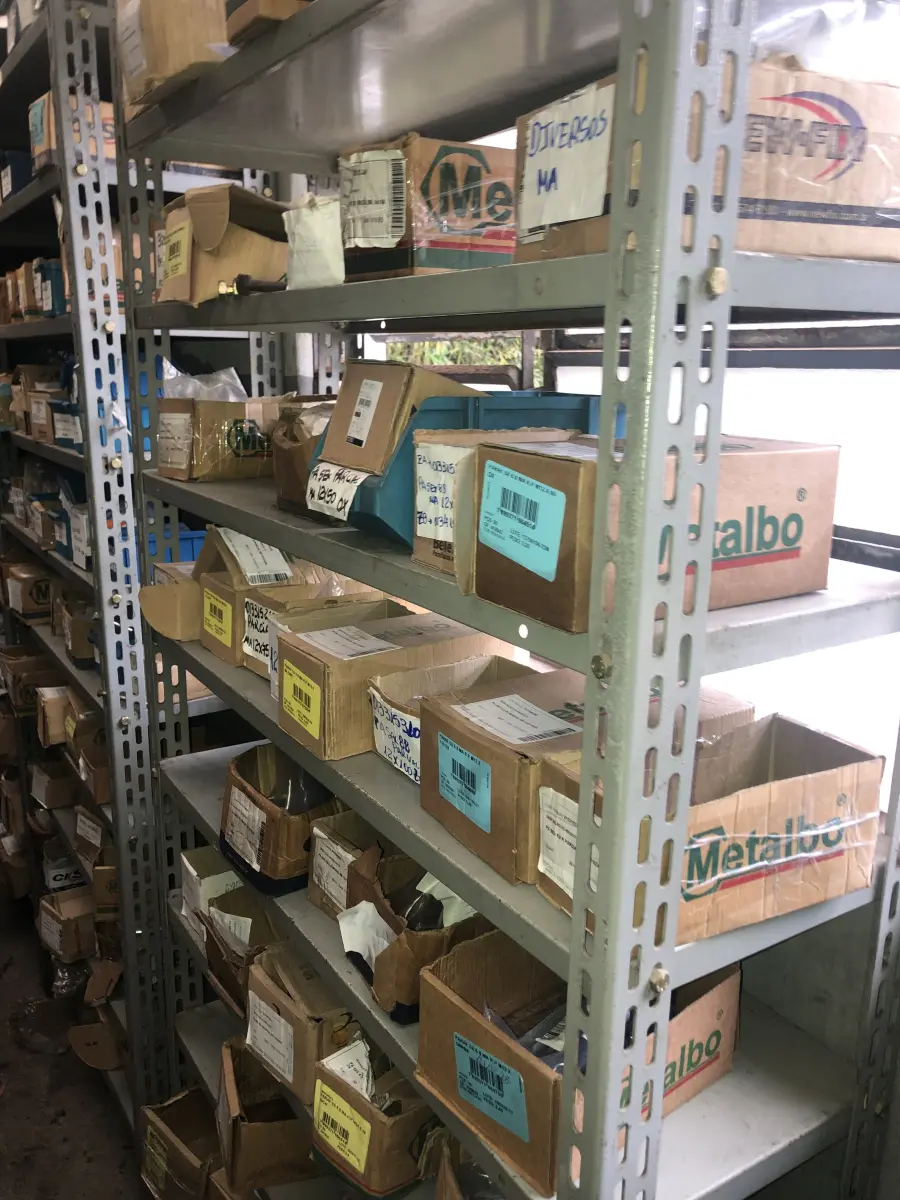 LOTE 075 - Lote com 7 prateleiras e diversos parafuos e arruelas e porcas, prateleira com barra de ferro com rosca e caixas com parafusos