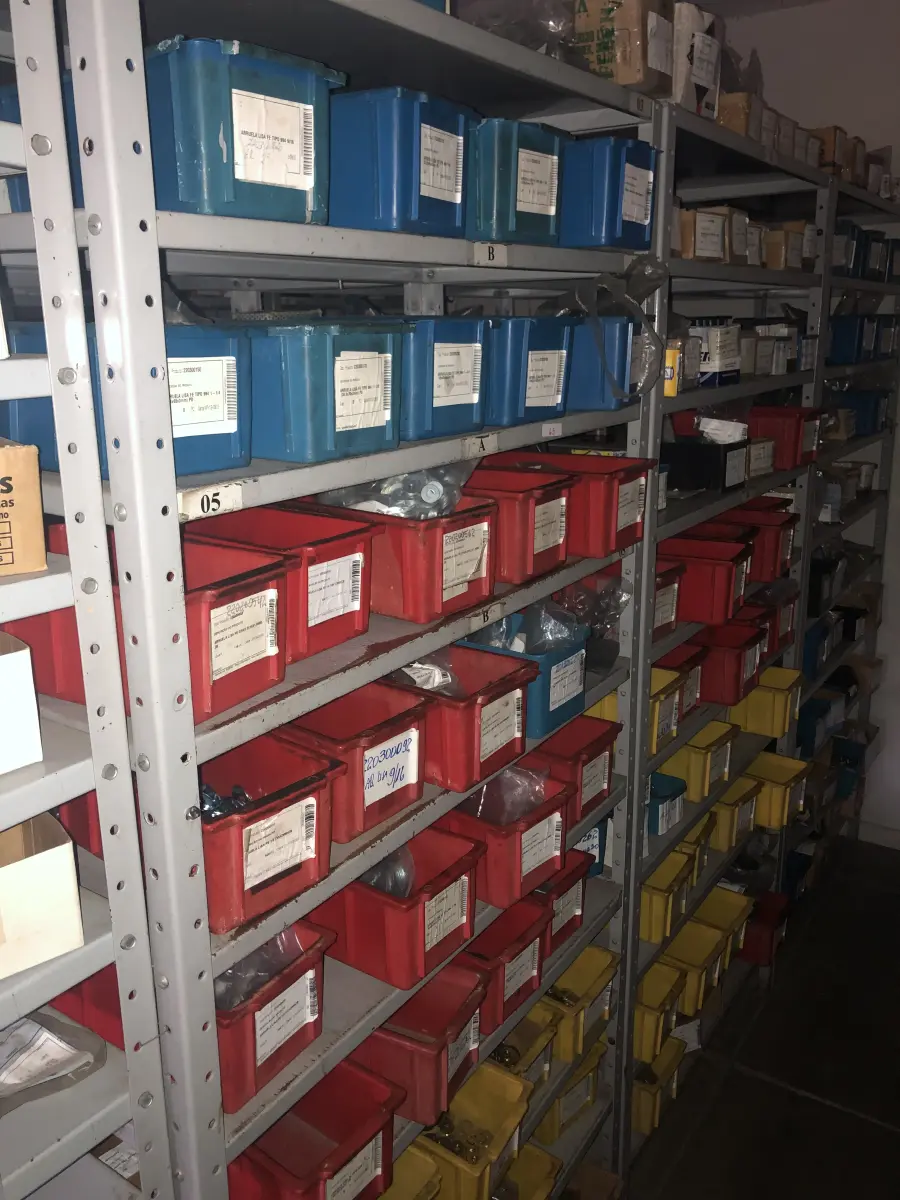 LOTE 063 - Lote com 7 prateleiras e diversos parafuos e arruelas e porcas 