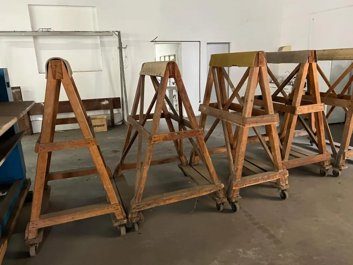 LOTE 016 - lote de 5 cavaletes com rodinhas para couro grandes