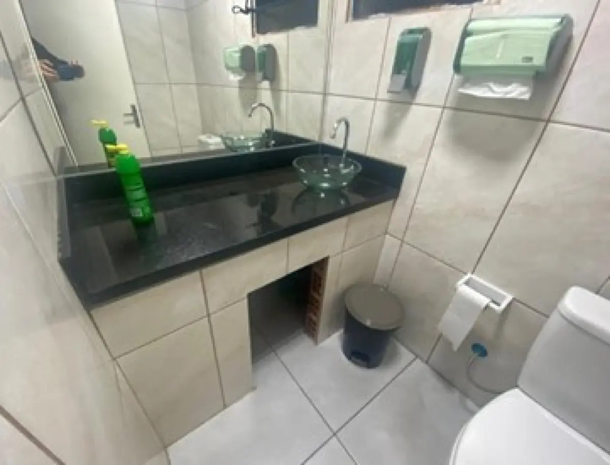 LOTE 043 - 1 tampo em pia de mármore negro