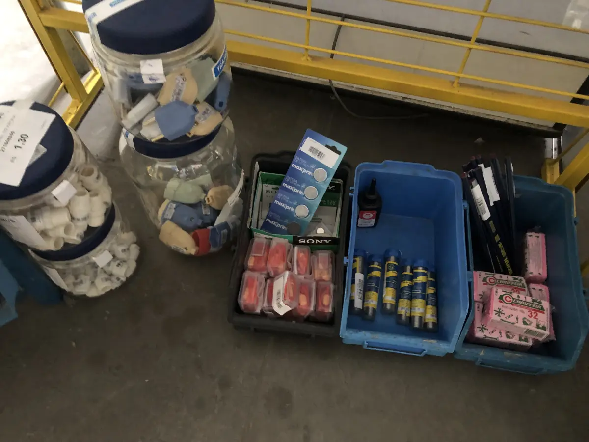 LOTE 007 - Lote de fita isolante, capas de chuva descartaveis, veda rosca, tesoura, pilhas, cola, silicone, machos para extensão, protetores, arame de solda, grafite