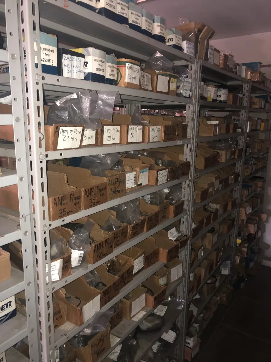 LOTE 066 - Lote com 7 prateleiras e diversos parafuos e arruelas e porcas 