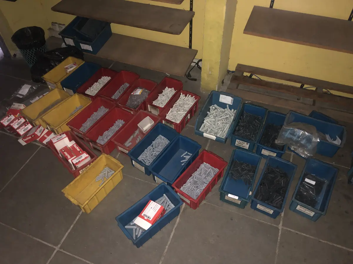 LOTE 057 - Lote com 27 caixas com buxas divesas, saco com buchas, caixa com saco de embalagem 