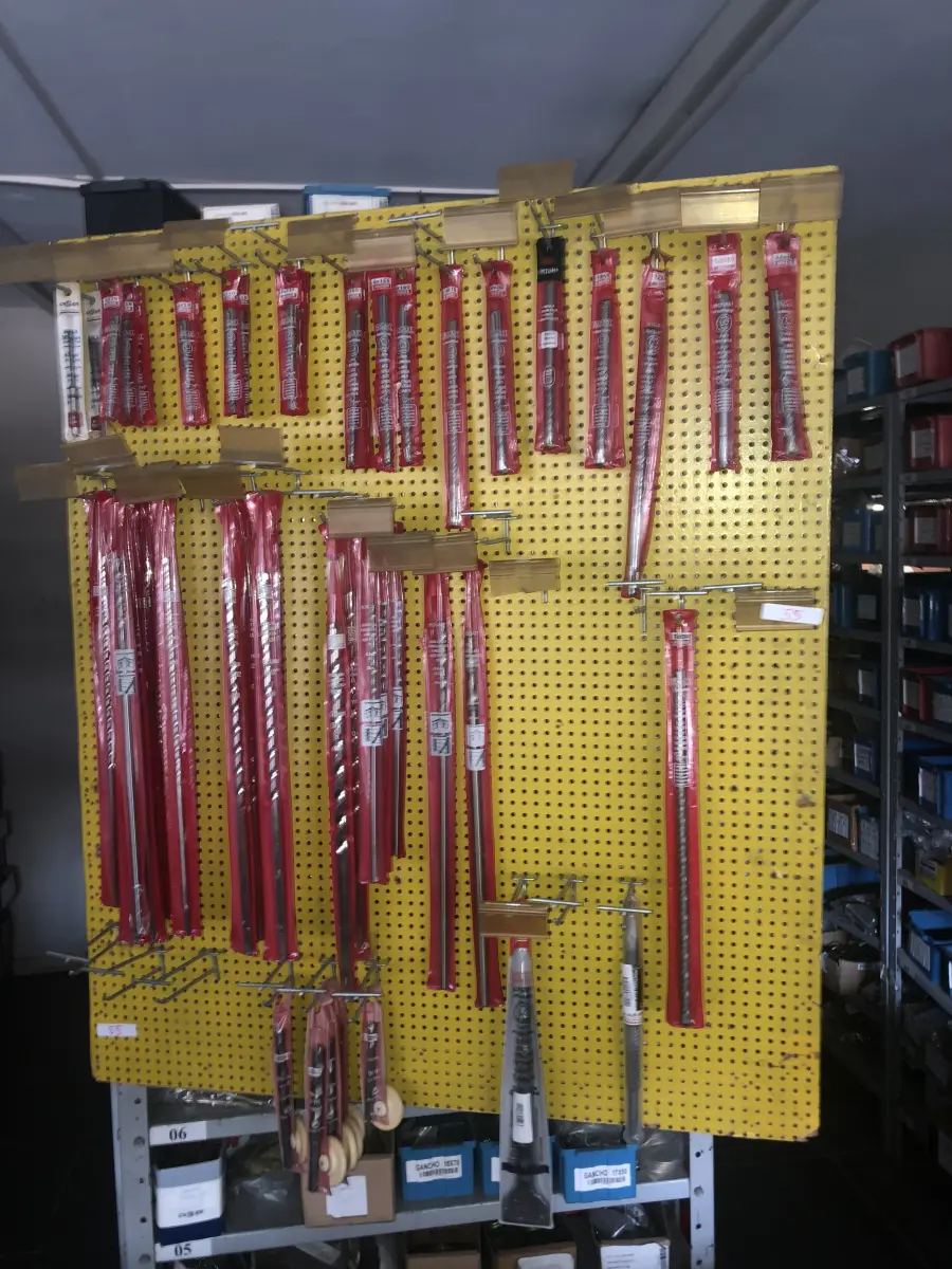 LOTE 055 - Lote com brocas de diveresos modelos 